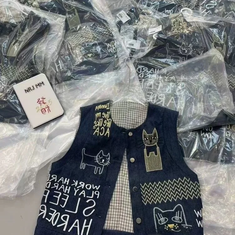 

Женский летний джинсовый жилет с круглым вырезом и одной пуговицей, с объемной вышивкой, маленький размер, хлопок 9%, прочие материалы 9%