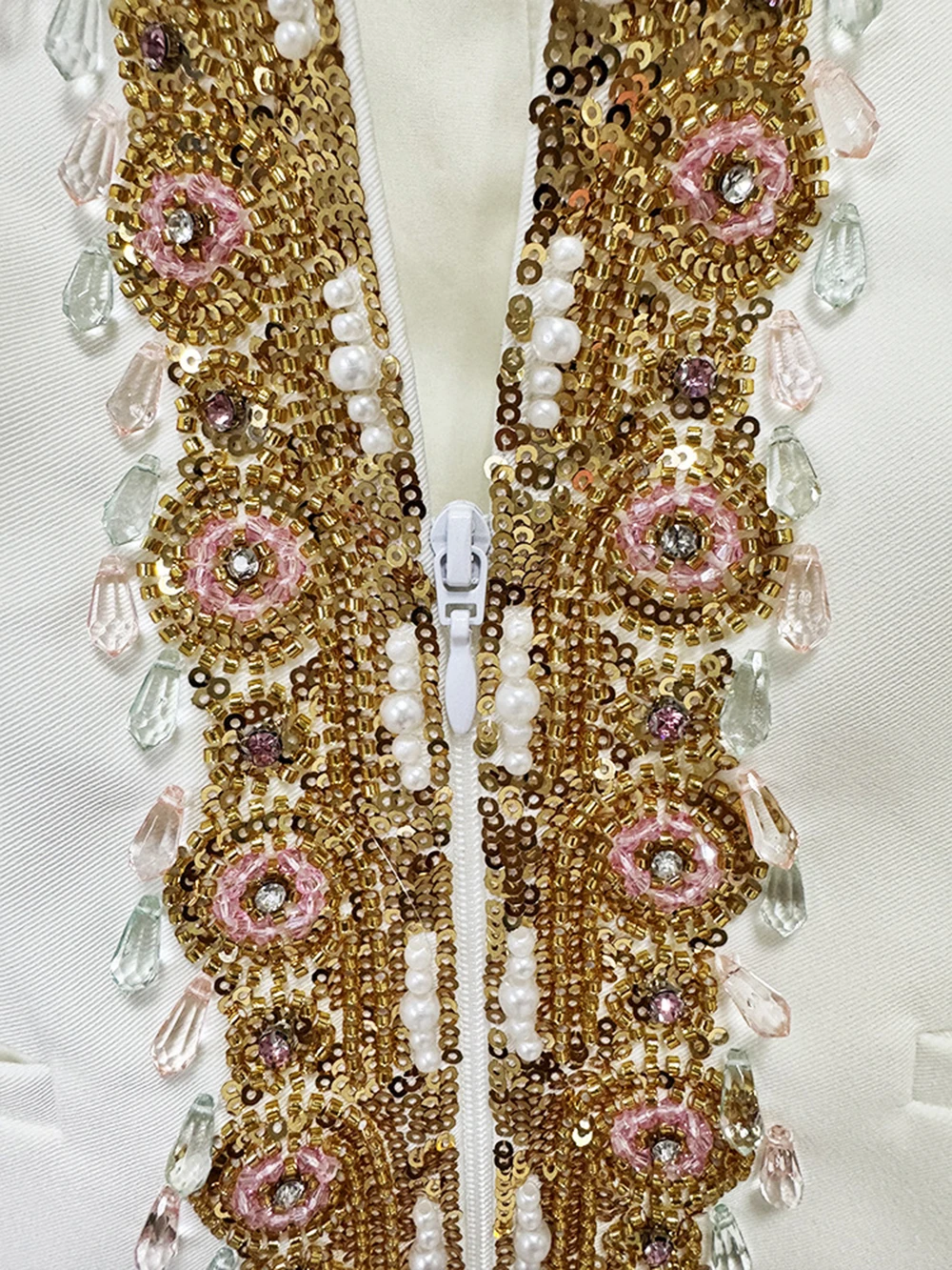 ชุดสูทผู้หญิงสีขาวแบบหรูหราประดับลูกปัด แบรนด์ Modphy ประกอบด้วยเสื้อเบลเซอร์แบบมีซิปและกางเกงขายาวทรงกว้าง ชุดสองชิ้น สไตล์ลำลอง เรียบหรู