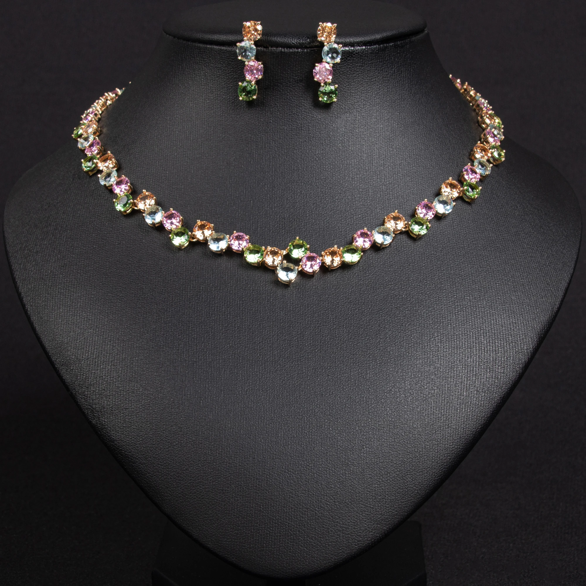 

The new compact and exquisite crystal zircon collarbone chain jewelry set is suitable for women's daily wear and dating