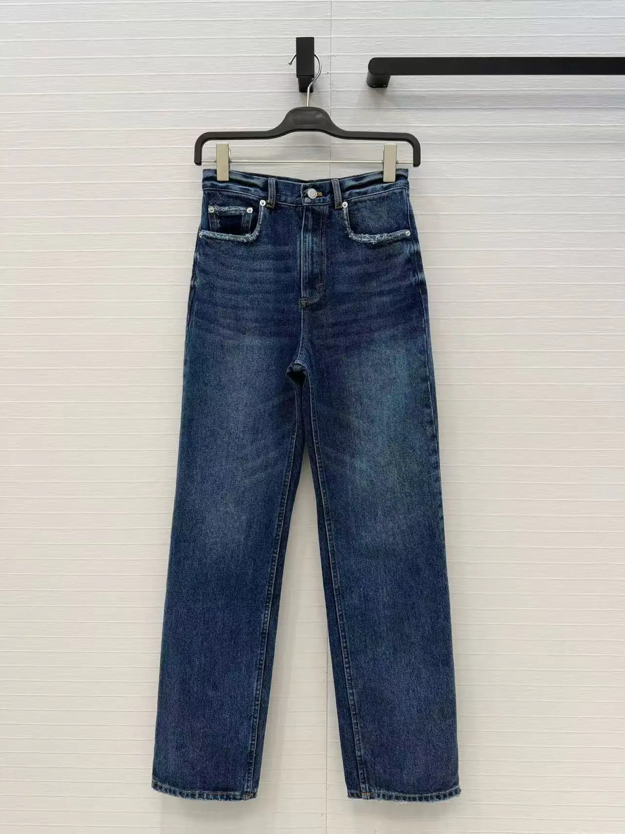 

Retro washed straight high-waisted jeans with frayed edges at the bottom, slimming and versatile long-length denim pants