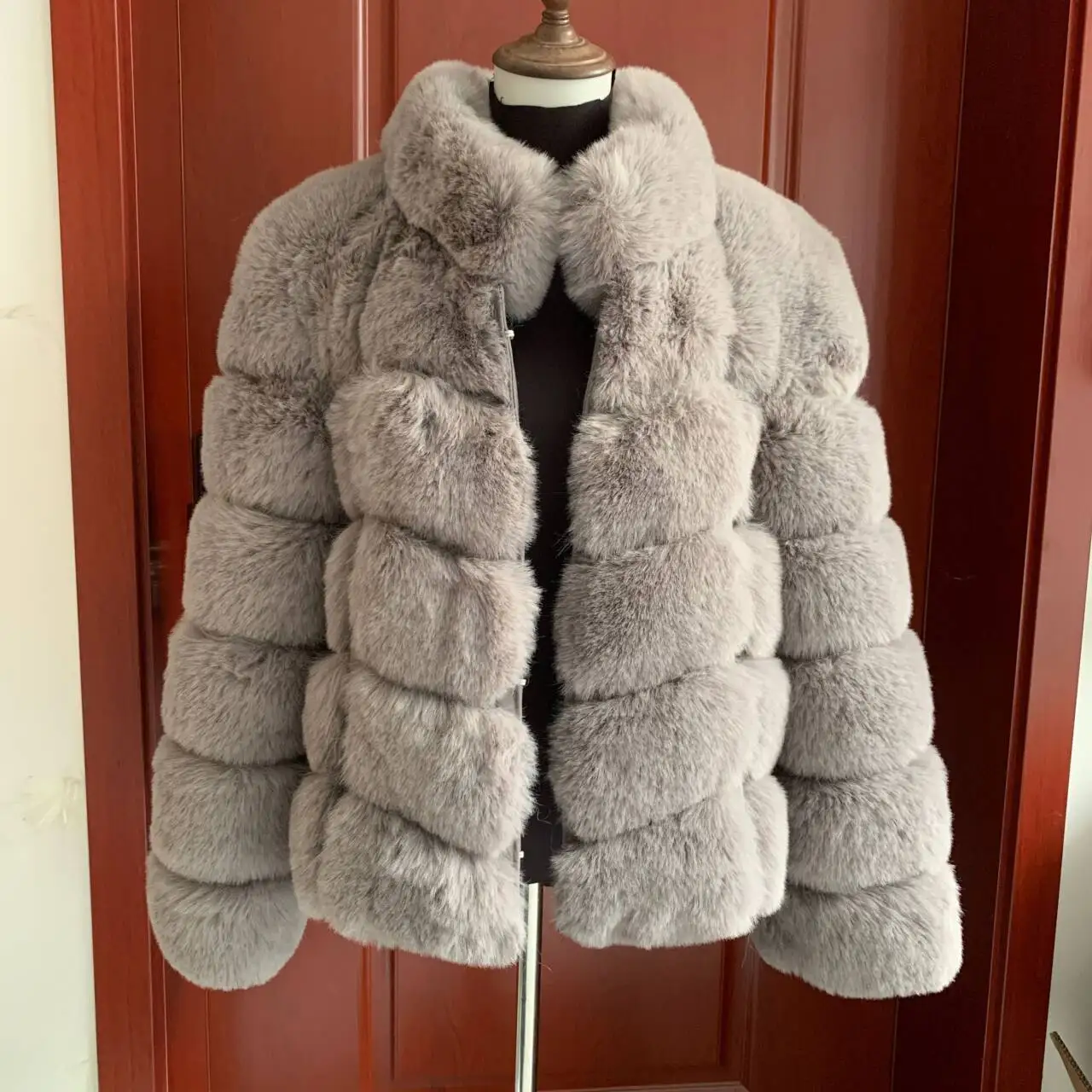 Women's warm faux fur coat 60cm jacket fashionable stand up collar imitation fox fur fluffy faux fur leather jacket Long sleeves