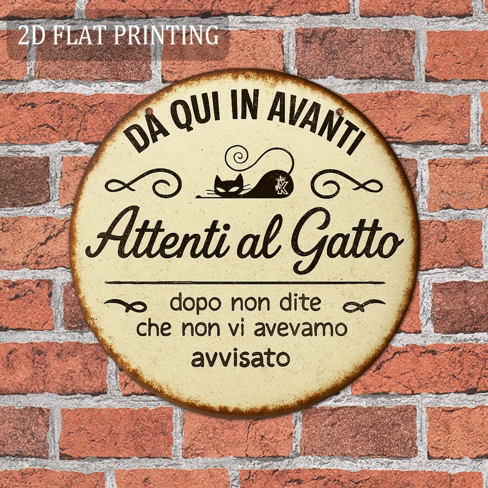 2D flach, 1 Stück lustiges italienisches Katzenschild „DA QUI IN für AVANTI Attenti al Gatto“ – Rustikales Bauernhaus-Metallschild mit Bei