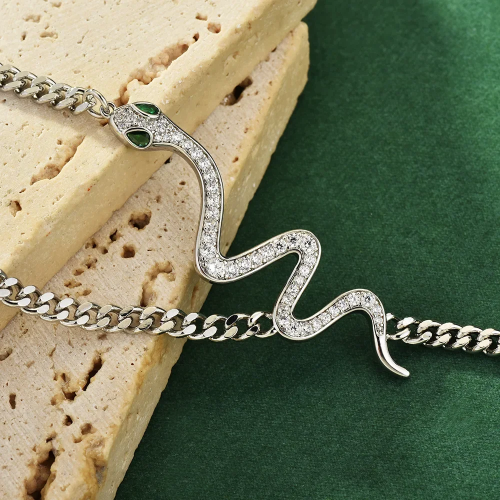 قلادة عظم الثعبان من مجموعة الخريف والشتاء هي سلسلة سترة ثعبان متعددة الاستخدامات للنساء