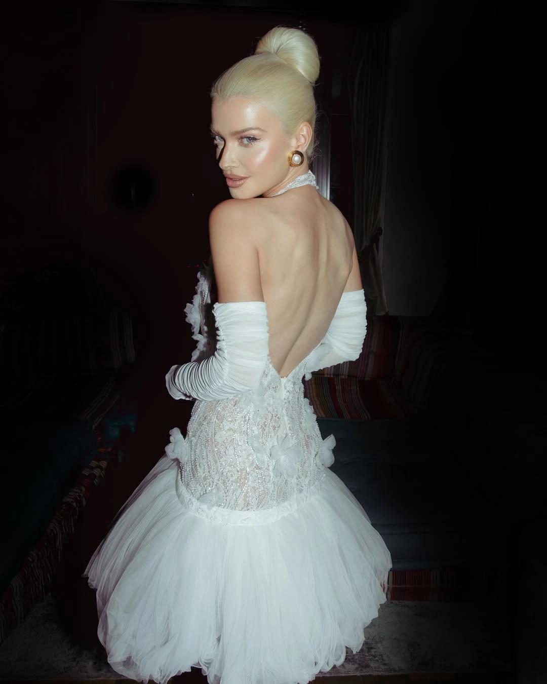 여성을위한 Tulle 스커트가있는 섹시한 흰색 레이스 드레스 꽃 장식과 부드러운 직물이있는 세련된 파티 착용 편안함