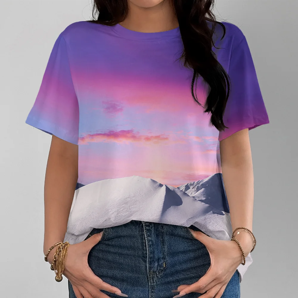 Camiseta de mujer con estampado de montaña y cielo degradado morado y rosa, inspirada en el arte y la naturaleza, informal, de verano, de manga corta