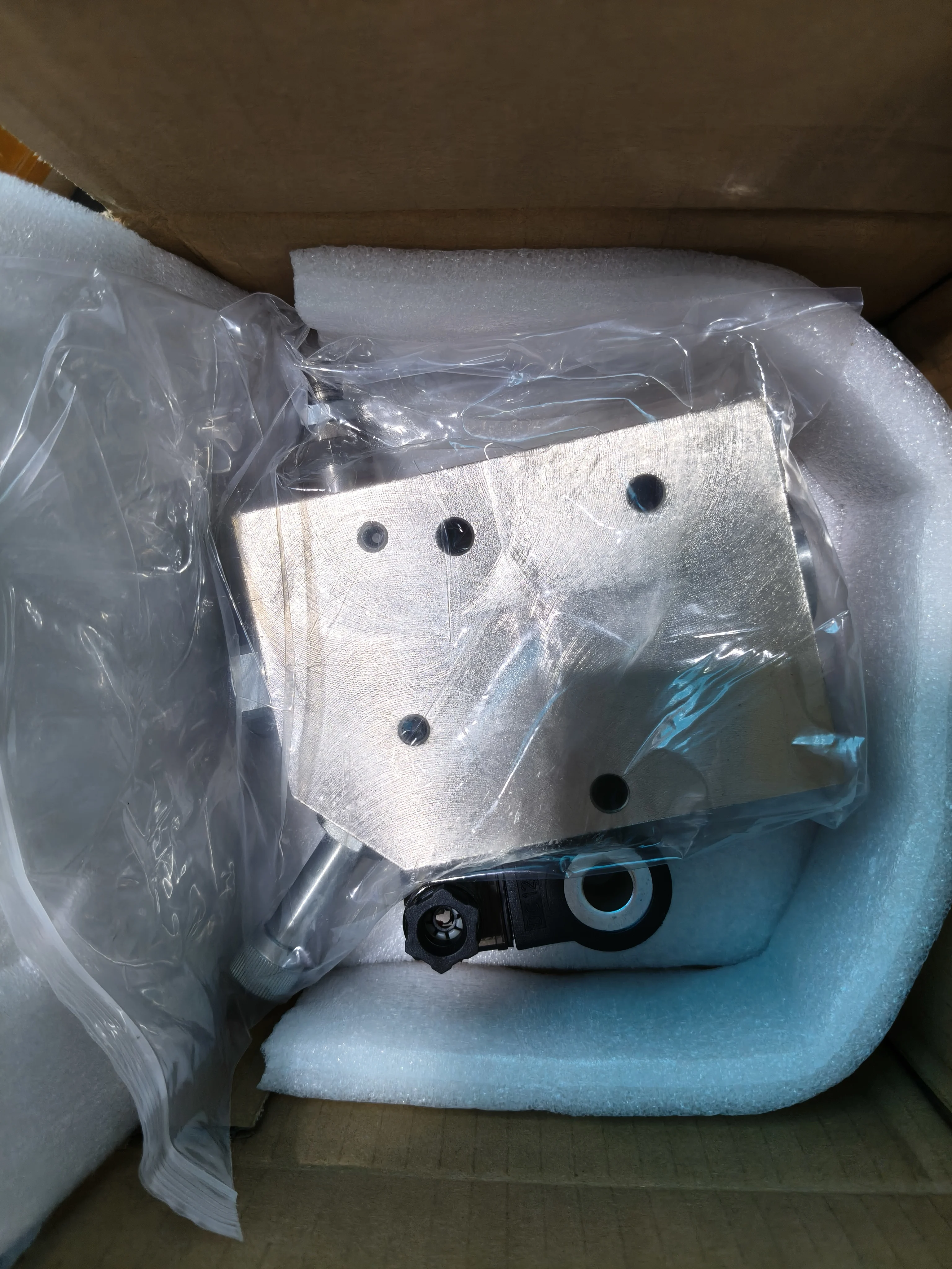 

Breaker hammer piping system 3/4 valve 12vdc Hydraulic backhoe loader flow divider control valve for hydraulic rock