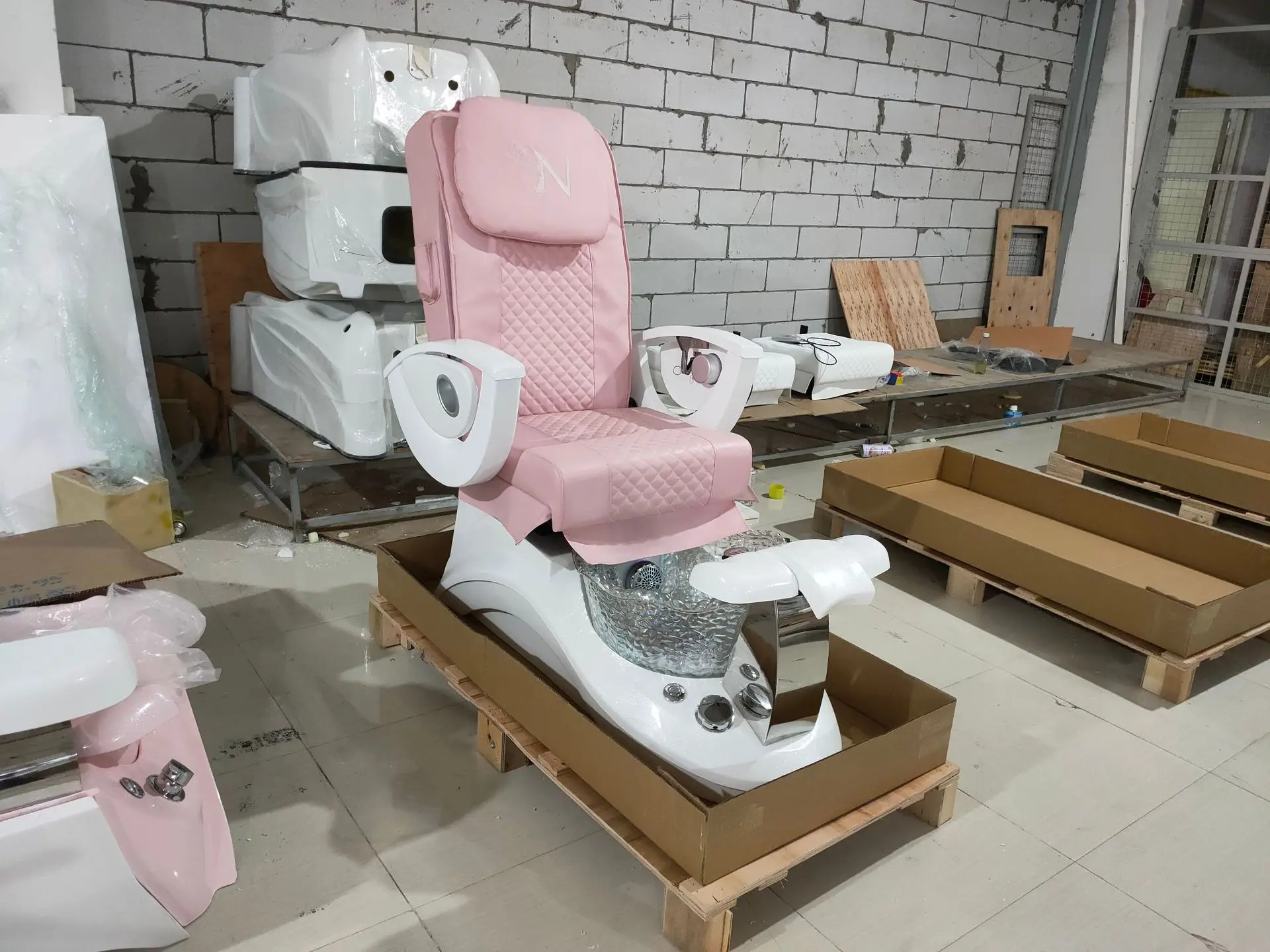 هيكل مبسط: يستخدم وحدة إم داش لتوصيل المعلومات الأساسية ("كرسي باديكير لصالونات الأظافر") مع وظائف المفاتيح ("منتجعات الصحية للقدمين وم #6