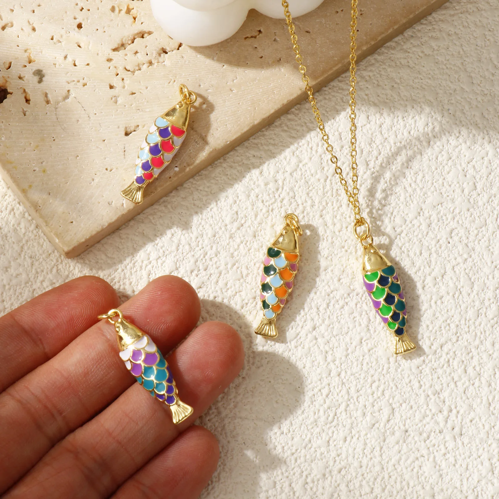 1 pieza de latón esmaltado con forma de pez oceánico, colgante 3D chapado en oro de 18 quilates para collar, pulsera, accesorios para hacer bricolaje 3,2x0,8cm