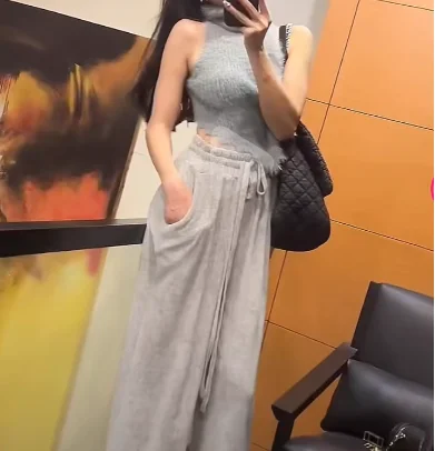 

Корейская версия 2024, осенняя облегающая водолазка с лямкой на спине, волосатый жилет, топ