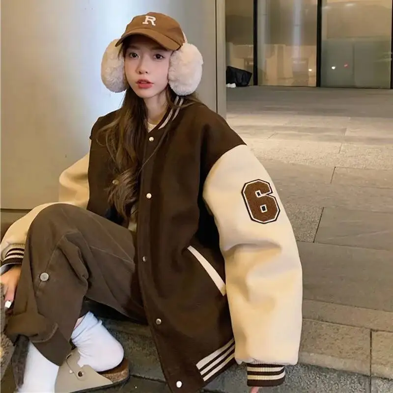 سترة بيسبول نسائية مبطنة بالصوف ملابس خارجية متعددة الاستخدامات مع منشفة مطرزة بنمط كسول معطف شتوي عصري كوري