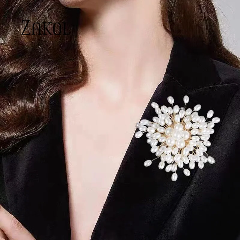 เข็มกลัดพลอยเทียมมุกเทียมสีขาวหรูหราสำหรับแฟชั่นสำหรับผู้หญิงเข็มกลัดเกล็ดหิมะเครื่องประดับชุดเดรสปาร์ตี้