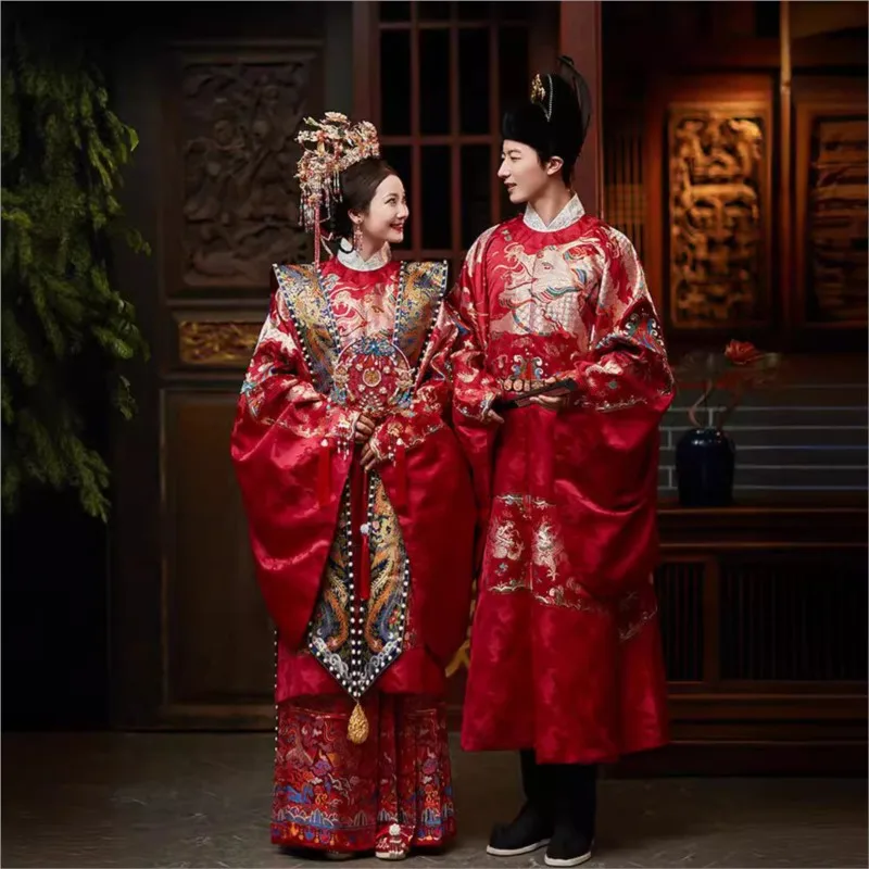 

The new Chinese-style wedding dress of Han features a phoenix crown red cape and heavy dragon