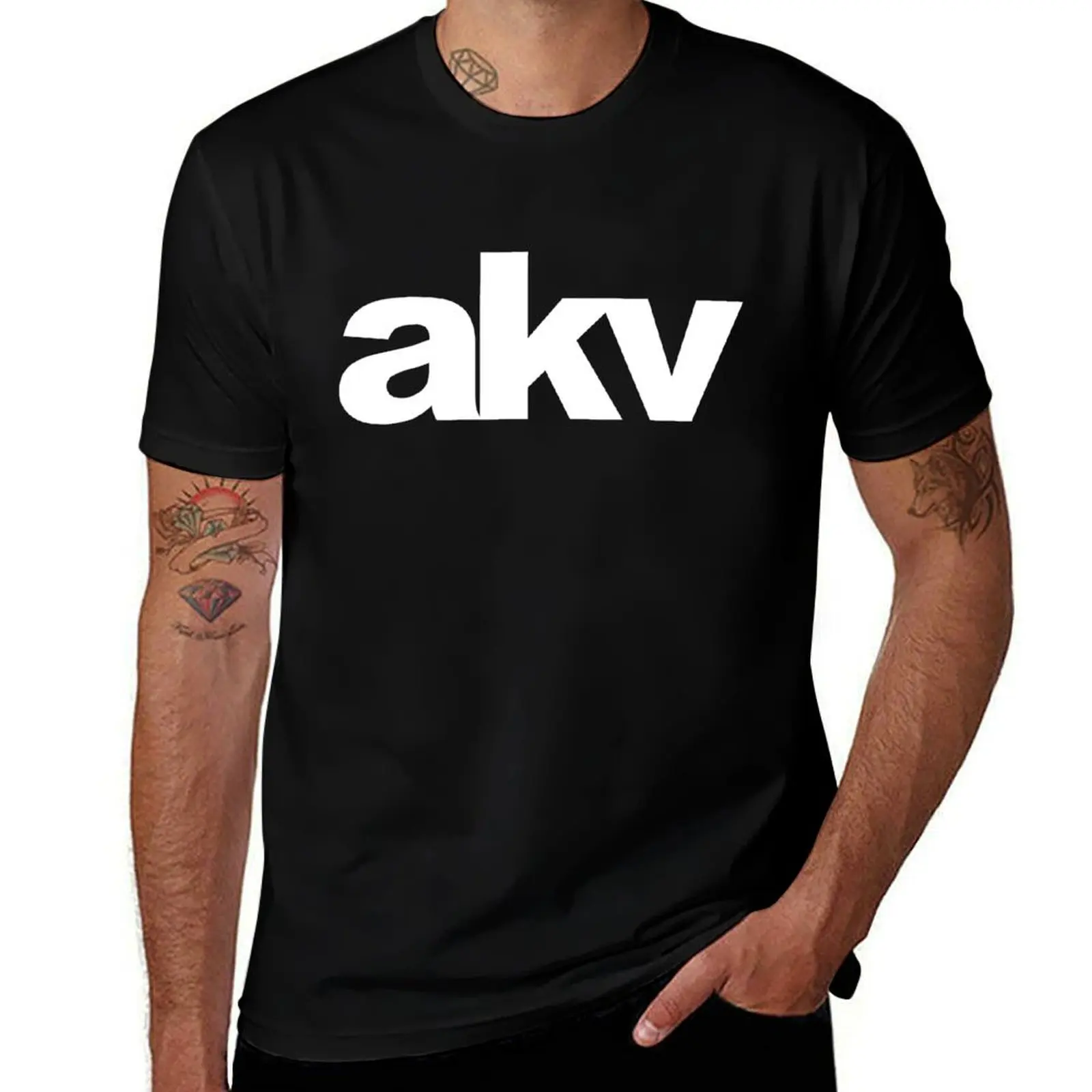 Футболка с белым логотипом AKV