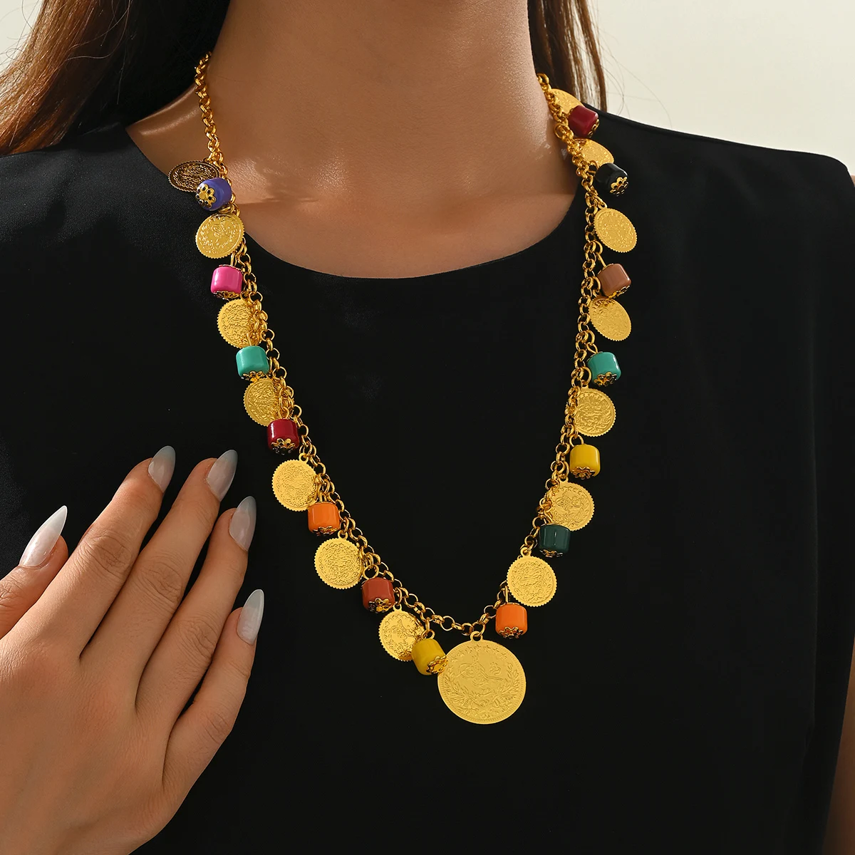 

A Vintage Ethnic Style Color-Matched Pendant Necklace In Chain Form, Suitable For Wearing At Parties To Celebrate Festivals.