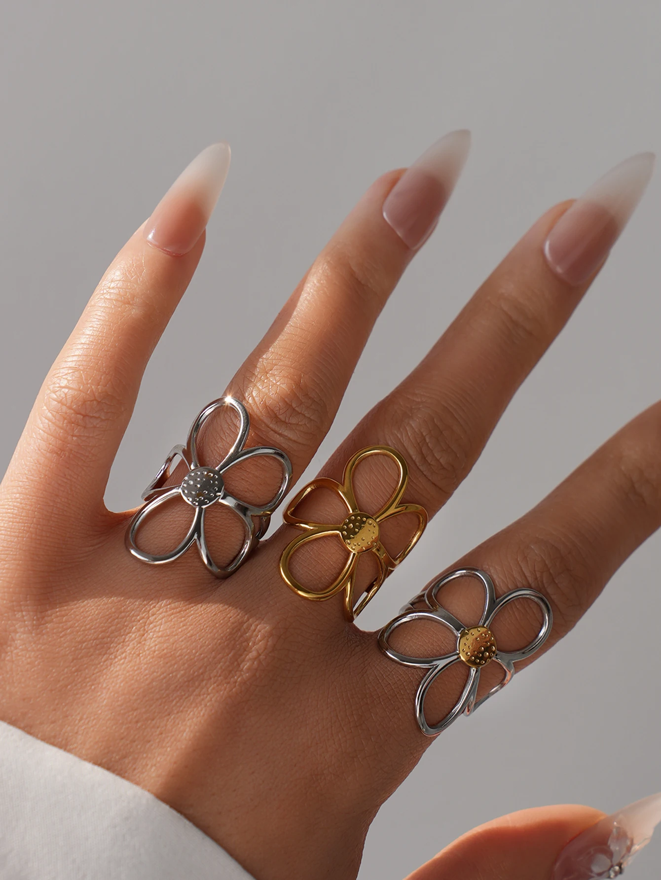 Stainless Steel Hollow Flower Retro Creative Light Luxury Open Ring 18K PVD Plated Anti Allergic Rust Proof Stylish Jewelry