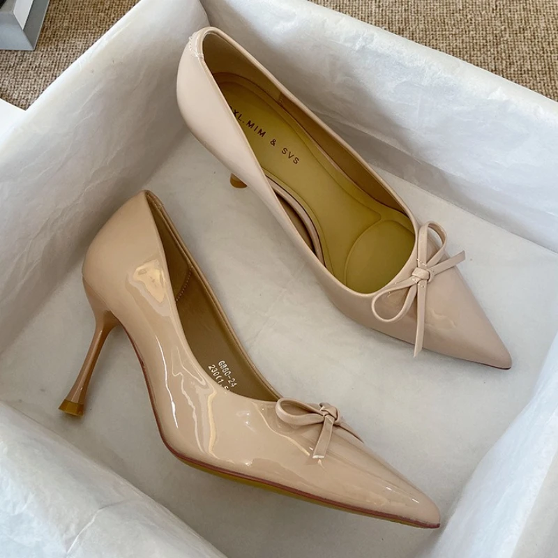 

Пикантные женские модельные туфли из лакированной кожи на тонком высоком каблуке с бантом, осенняя обувь, туфли-лодочки с острым носком, офисная женская обувь