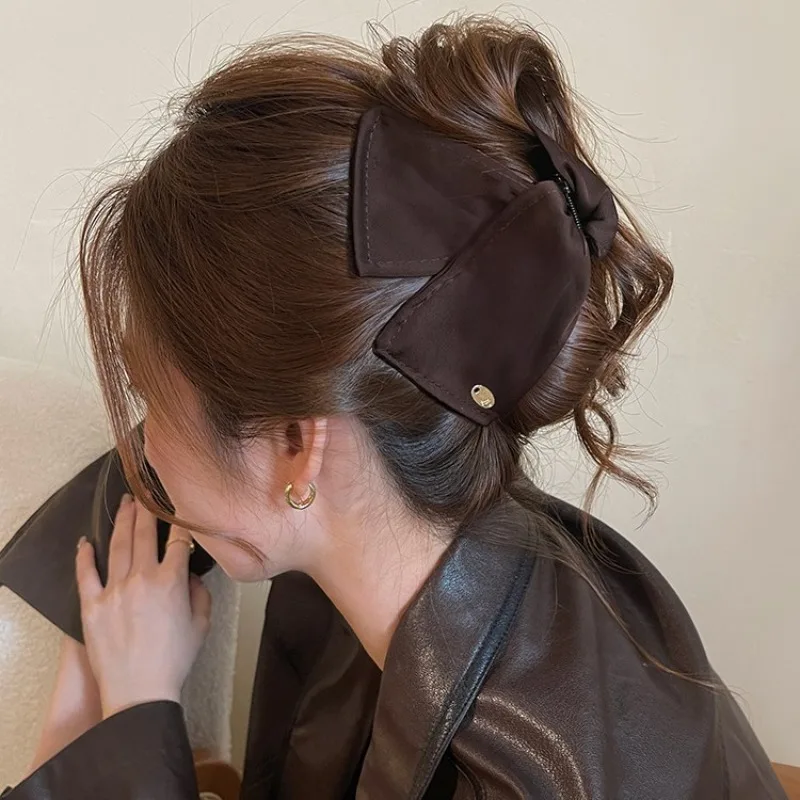 French Style Gold Label Triangle Large Hair Claw Clip Satin Strong Hold Hair Accessories for Women Girls Daily Wear Party Favors view 4