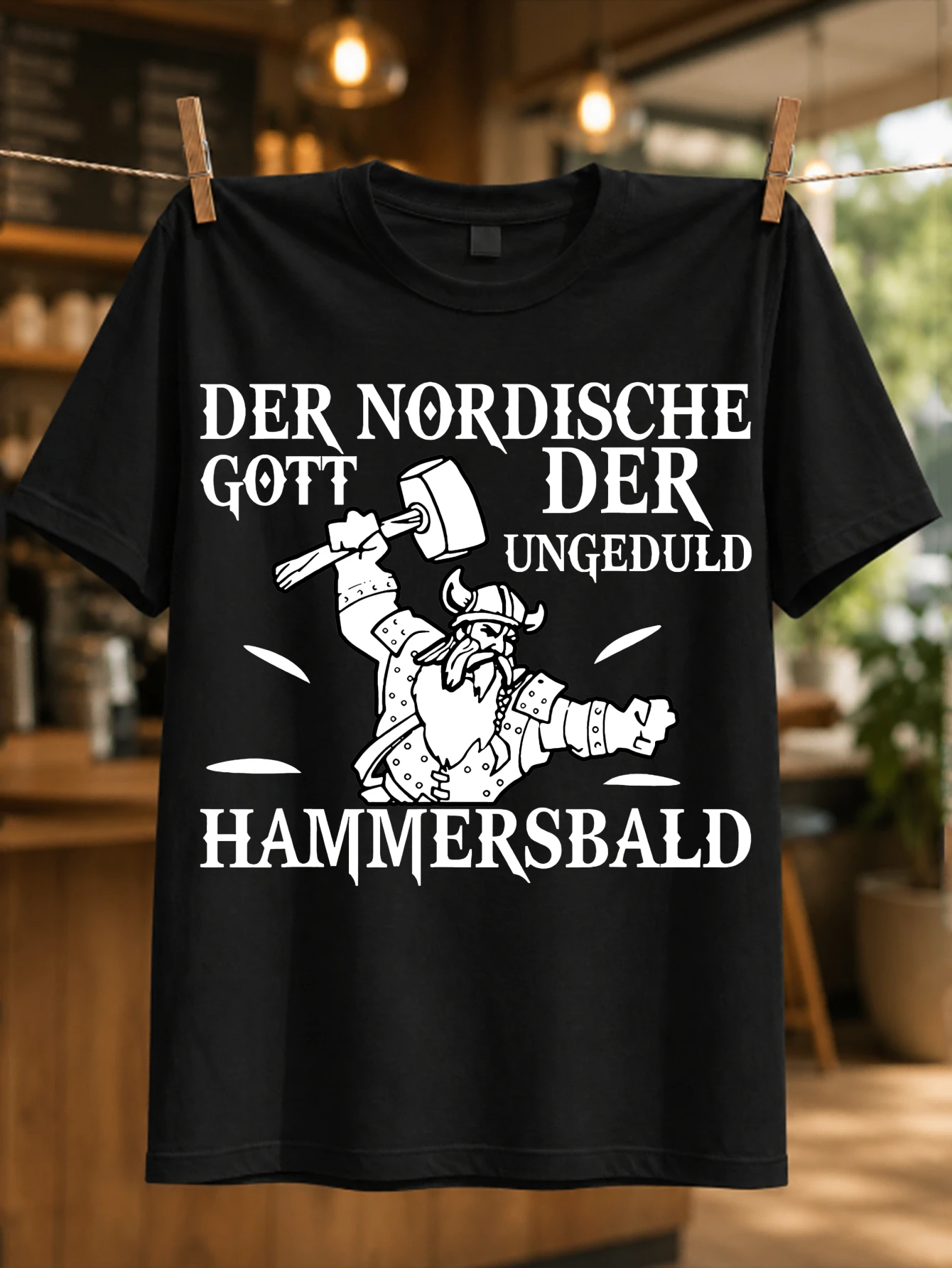 T-shirt unisexe avec dessin animé du dieu marteau nordique et marteau en relief, et lettrage humoristique sur le thème de l'impatience allemande, humorisme mythique audacieux