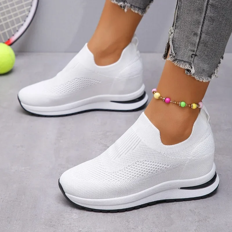 2024 New Spring and Autumn Fashion Versatile Round Toe Solid Color Mid-Heel Slip-on Mesh Breathable Women's Sports Shoes