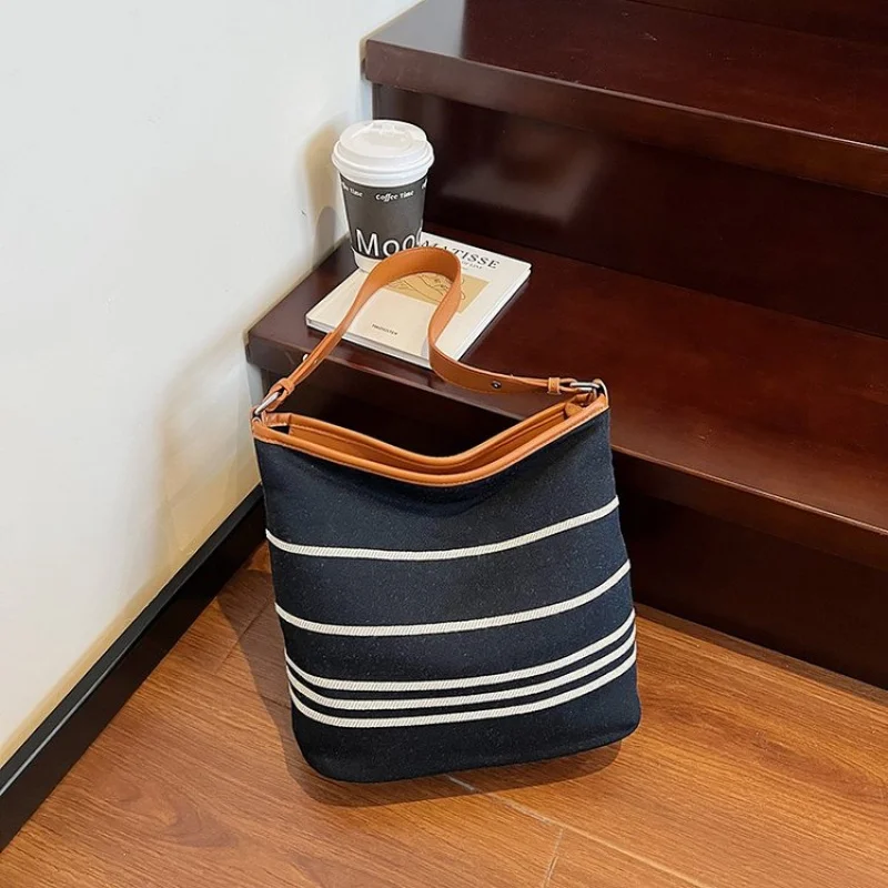 

Изящная элегантная женская кожаная сумка класса люкс 2025 года, известный дизайнер, популярная простая повседневная сумка ​