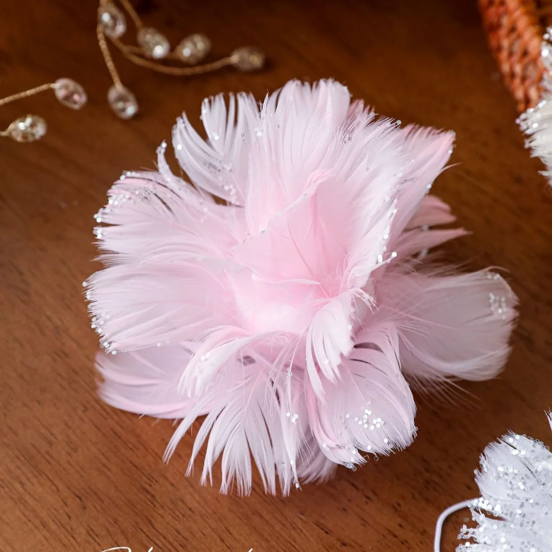 ผงขนนกสีชมพูขาวแบบใหม่ ลูกบอลโฟมคริสต์มาสแบบเหนียว ของตกแต่งต้นคริสต์มาส อุปกรณ์ตกแต่งคริสต์มาส