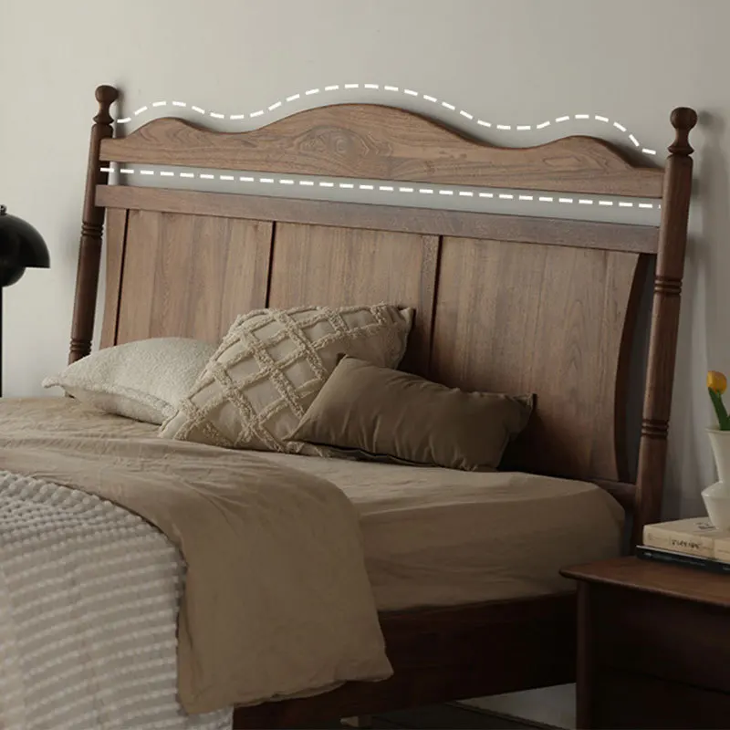 Tempat tidur pengantin kayu walnut hitam Nordik 1,8 meter, gaya retro Amerika dengan kolom Romawi, tempat tidur ganda kayu solid untuk kamar tidur utama