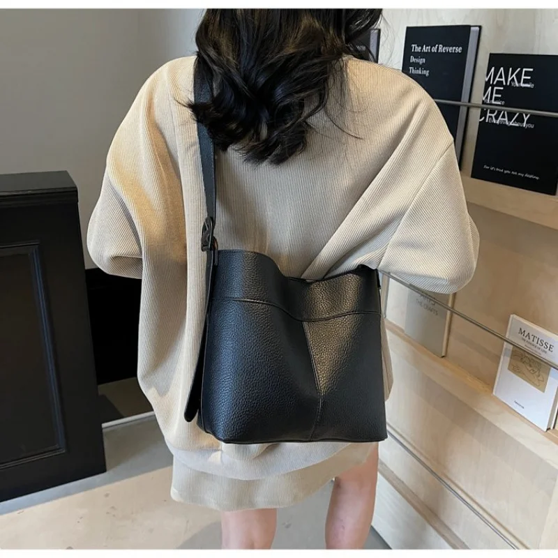 

High-End Women's Shoulder Bag Made Of Premium Leather With Trendy Paris Vintage Spacious Daily Refined Look​