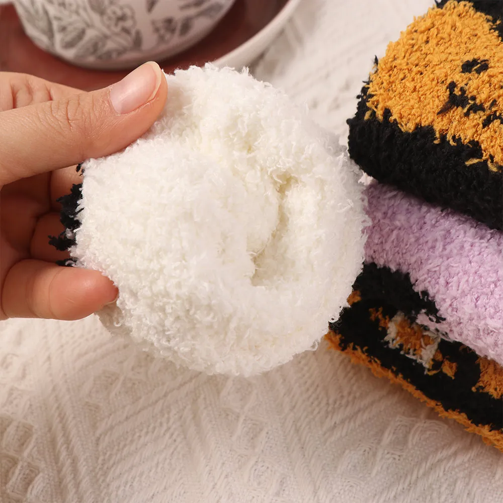 

Набор из 4 пар дышащих эластичных носков из кораллового флиса на Хэллоуин: носки-трубочки с принтом тыквы, волшебной шляпы, мягкие теплые носки средней длины с принтом летучей мыши и призрака