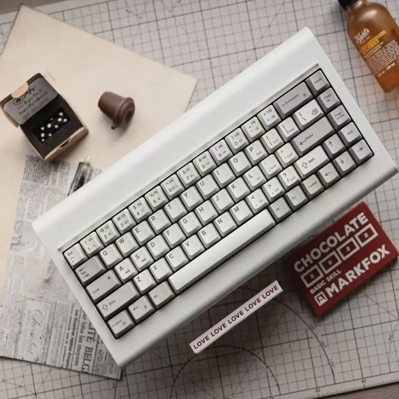 

Трехрежимная клавиатура в стиле ретро, Bluetooth, беспроводная RGB-клавиатура с возможностью горячей замены, колпачки для клавиш с лазерной гравировкой, механическая клавиатура по индивидуальному заказу