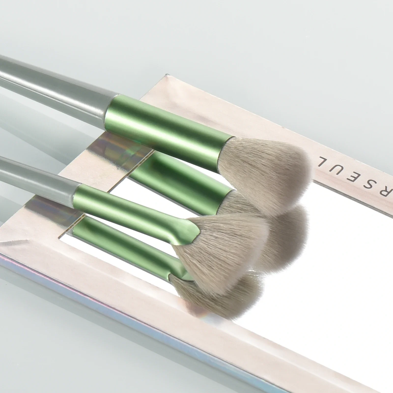 فرش مكياج 20 قطعة باللون الأخضر، طقم فرش مكياج لظلال العيون والكونسيلر وفرشاة الحواجب، وغيرها من أدوات المكياج للنساء/الفتيات