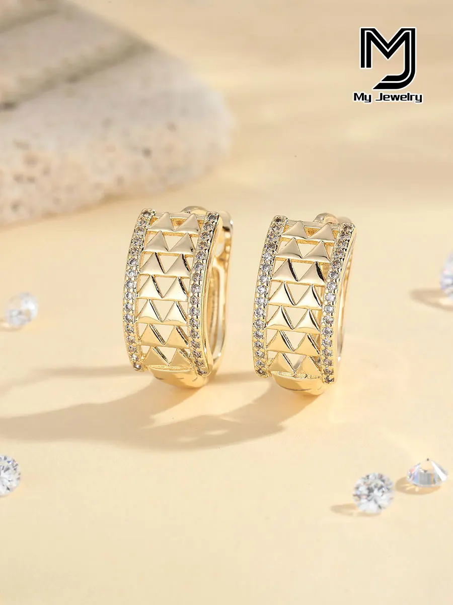 Fashionable New Style Women's Hollow Geometric Small Triangle Exquisite Copper Earrings, 14K Gold-Plated, Sophisticated and High-End, Cool Style, Gift for Girls, Party, Simple Luxury, Platinum-Plated, Gift for Girlfriend, Daily Wear
