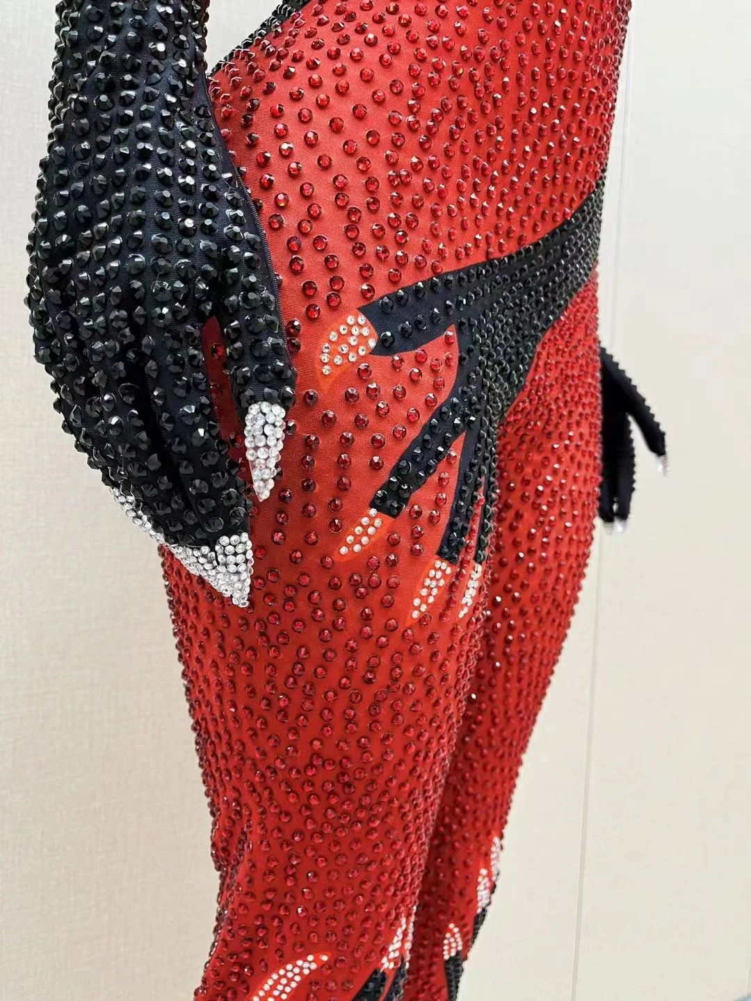 赤いラインストーン黒手プリントジャンプスーツ手袋セクシーなパフォーマンスダンス衣装歌手ショーステージ着用パーティー誕生日衣装
