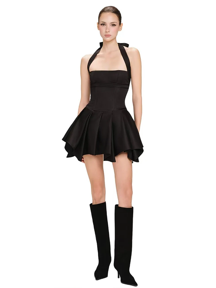 Elegancka, satynowa sukienka z nieregularnym dołem, wiązana na szyi, z bandażami, patchworkowa, klasyczna, szykowna, idealna na bankiet, imprezę, aktywność, dopasowana do sylwetki.