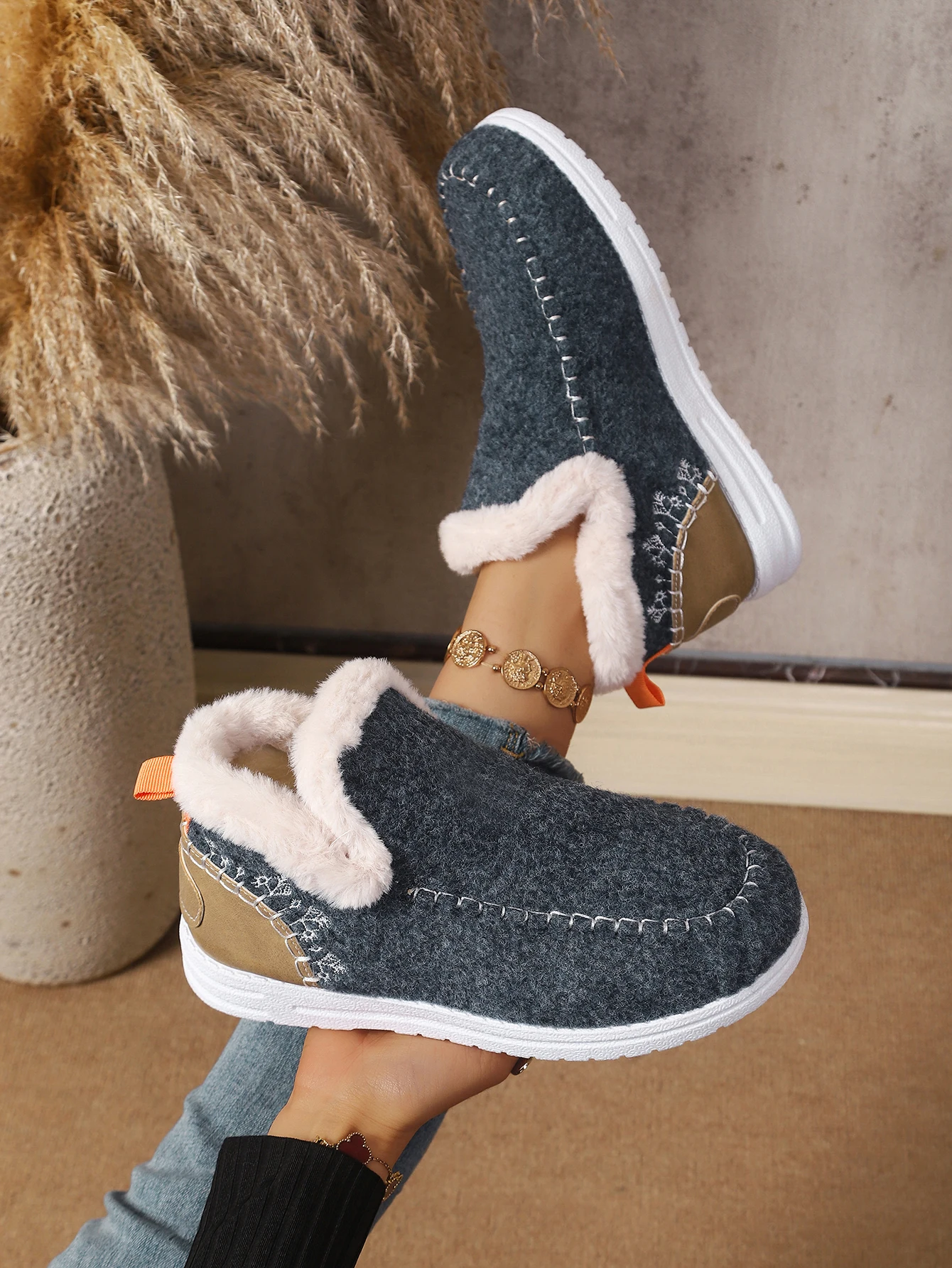 Damen Winter Slip-On Stiefeletten mit Flauschigem Kragen, Weichem Filz, Warmem Fleecefutter, Flach, Rutschfest, Leicht, für den Alltag, Schneestiefel – Detail 32