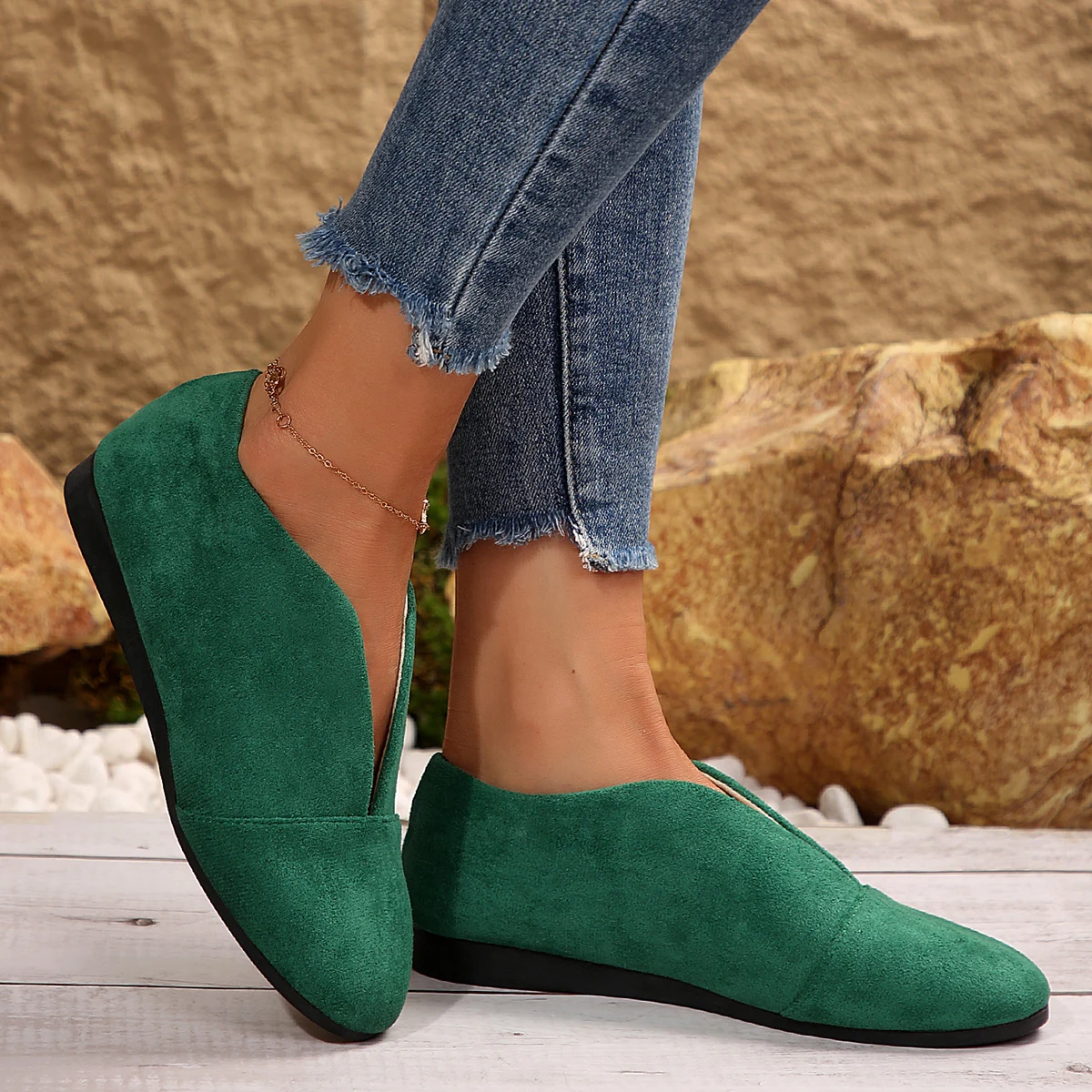 Plus-Size-Damen-Slipper aus Wildleder, V-Ausschnitt, runde Zehen, weich und bequem, lässig, für den täglichen Gebrauch, zum Spazierengehen, in verschiedenen Farben erhältlich. – Detail 3