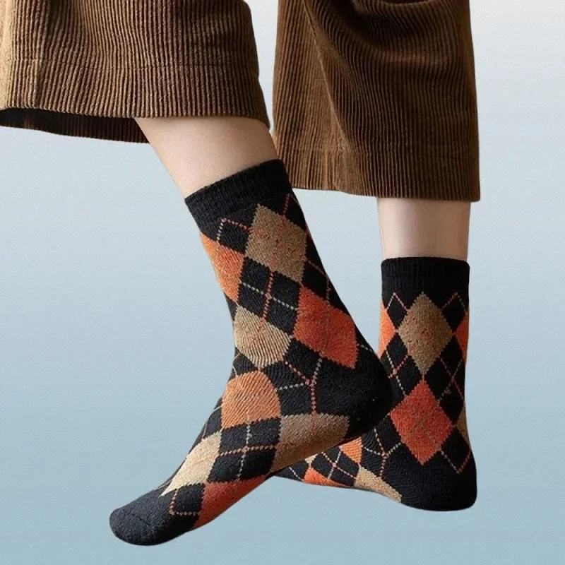 5/10 Paar rautenförmige Mittel rohrs ocken Retro Herbst und Winter neue High-Tube verdickte Socken vielseitige Retro-Stil Flor Socken