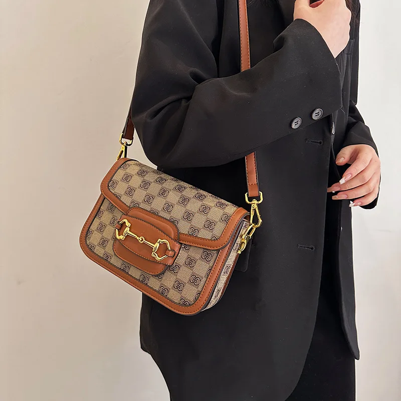 

Модная женская маленькая квадратная седельная сумка 2025 года — высококачественный ретро-принт, универсальная сумка через плечо для любого случая