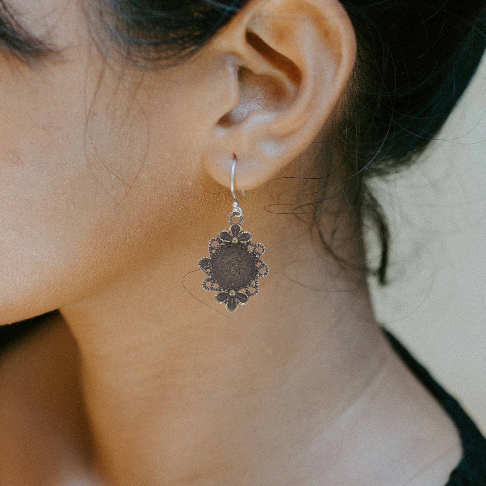 

10pcs Round Alloy Pendants Bronze Bottom Brackets DIY Photo Jewelry Trays Disk Base Blank Trays Custom Necklaces