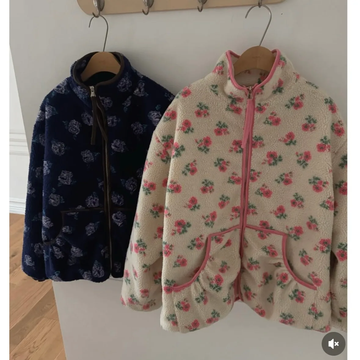 เสื้อแจ็คเก็ตขนแกะสำหรับผู้หญิง ดีไซน์ใหม่สไตล์วินเทจ หวานละมุน ทรงหลวม อุ่นสบาย ซิปยาว สวมใส่สบายๆ สำหรับฤดูหนาว