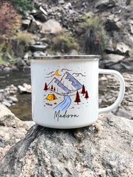 Nome personalizado Camping & Adventures Esmalte Canecas Mão Desenhada Logo Campervan Outdoor Coffee Handle Caneca Presente Campista