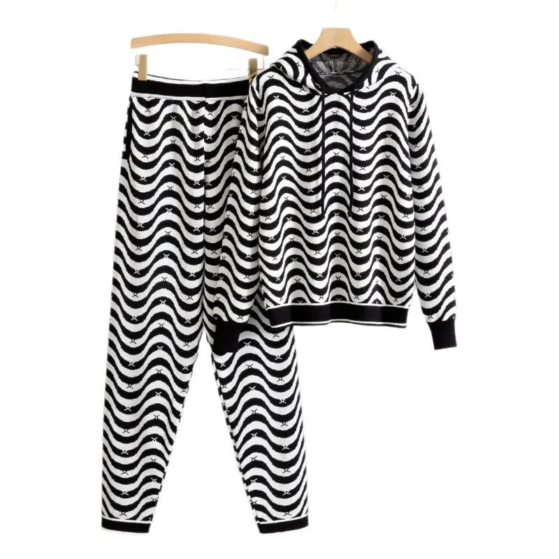 مجموعة أزياء محبوكة بغطاء للرأس للنساء للربيع/الخريف، سترة مخططة، سراويل رياضية كاجوال، طقم مكون من قطعتين