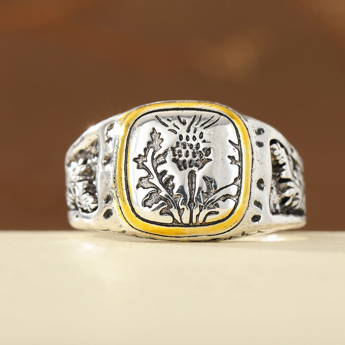 Retro Zweifarbiger Blumen-Relief Quadratischer Gravierter Kupferring für Damen, ein Streetwear-Accessoire für den Alltag – Detail 1