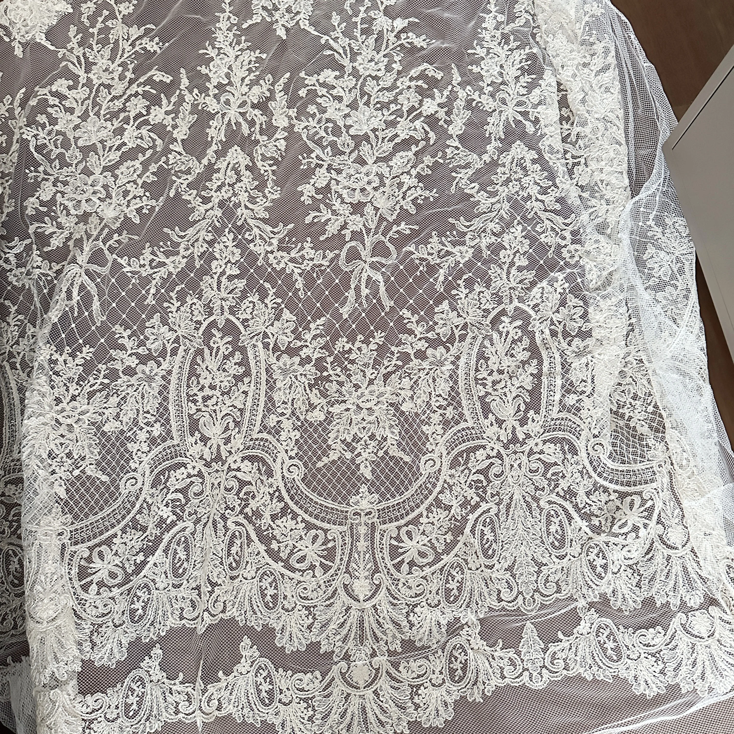 Champagner-Spitzenstoff, Elegante bestickte Brautspitze, detailliert bestickter Blumenspitzenstoff – Detail 1