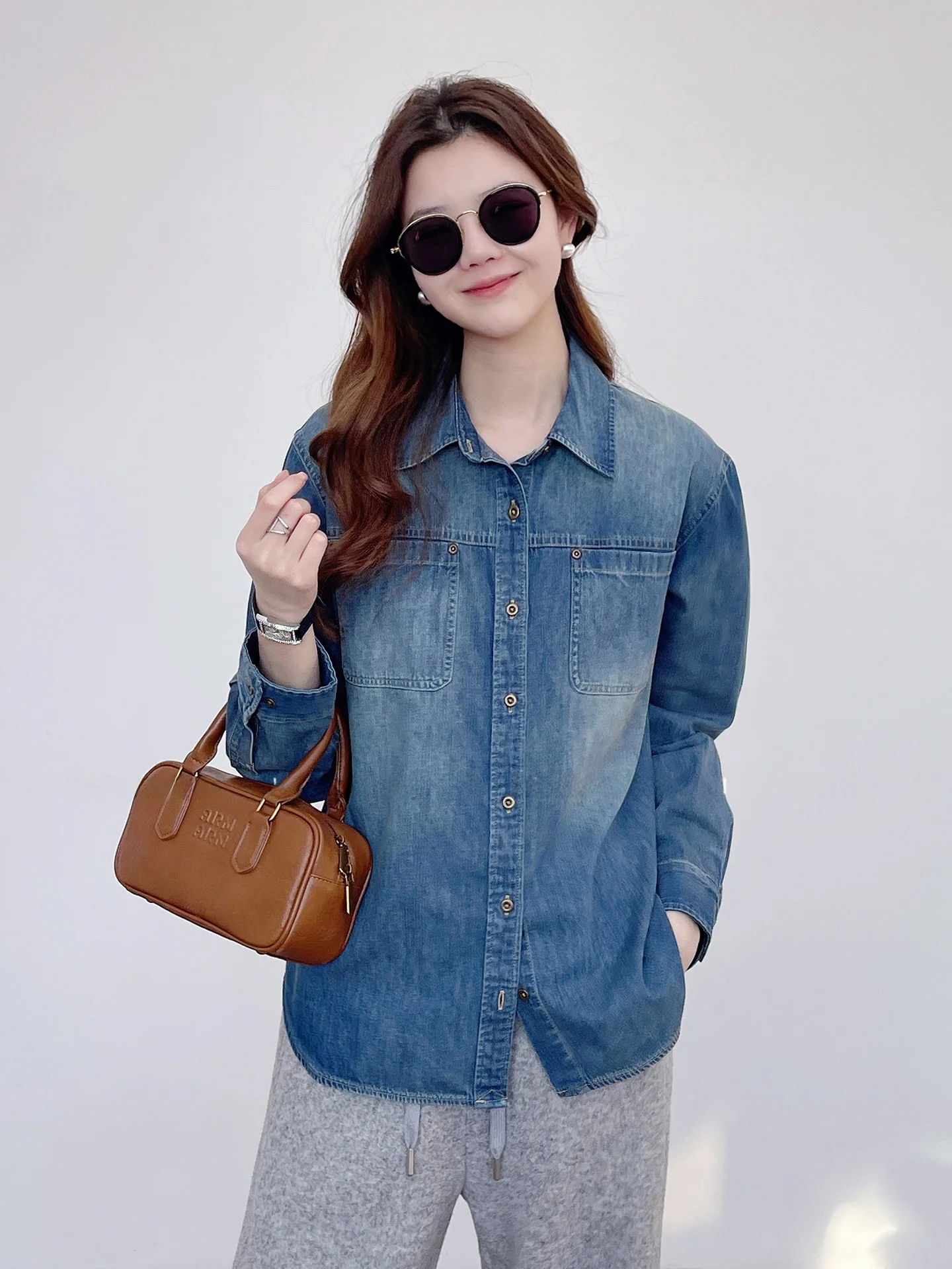 

Корейская модная винтажная джинсовая рубашка свободного прямого кроя с длинными рукавами и воротником, женская новая рубашка, которую можно носить в любое время года.