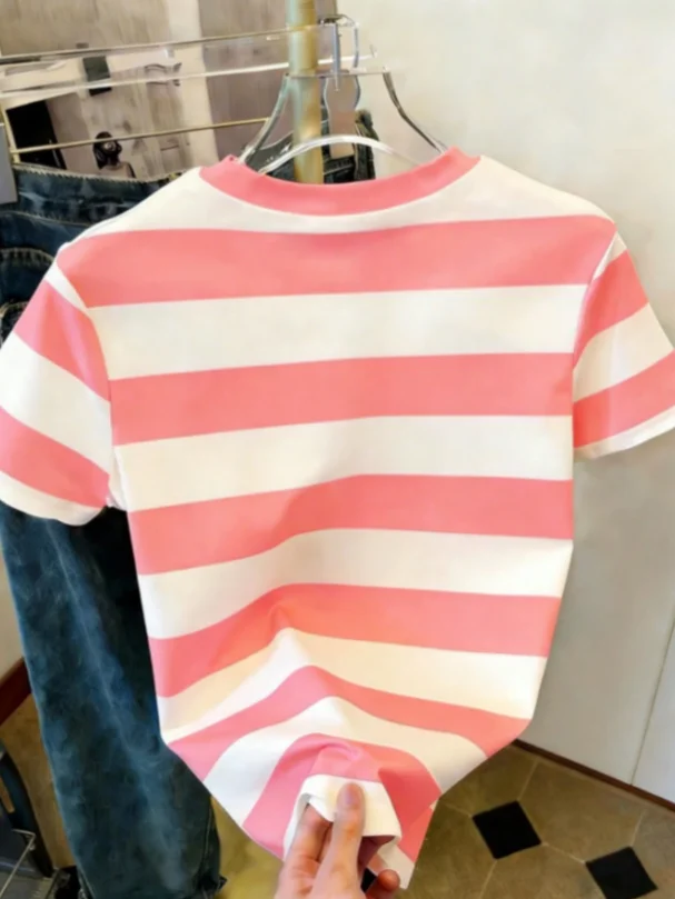 Neues Damen-T-Shirt mit klassischem rosa-weißem Streifenmuster und Rundhalsausschnitt, hautfreundliches, schmal geschnittenes T-Shirt, süßer Casual-Stil für Schule, Strand und Urlaub. – Detail 4