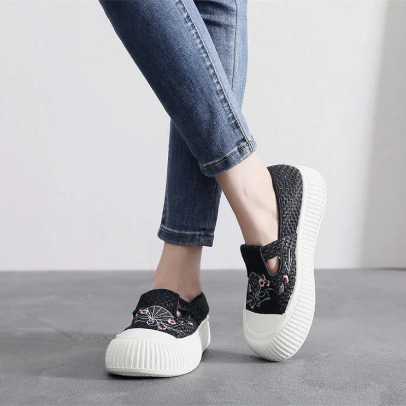 

Женская обувь на высокой платформе с вышивкой, дешевые прогулочные тенденции, женская обувь 2025 года, распродажа, удобная и элегантная вулканизированная обувь