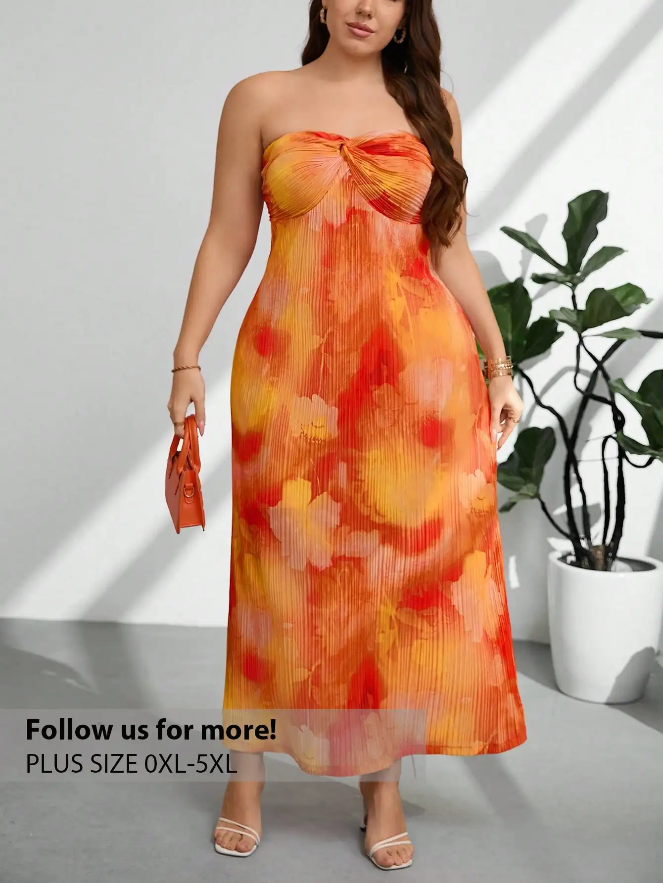 

Платье макси без бретелек с завышенной талией, цветочным принтом и плиссированной тканью, больших размеров