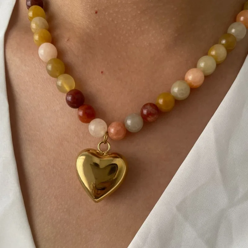 Collar de cuentas mixtas de piedra natural para mujer: colgante de corazón de acero inoxidable, diseño de lotes pequeños y moderno en los mercados occidentales M712
