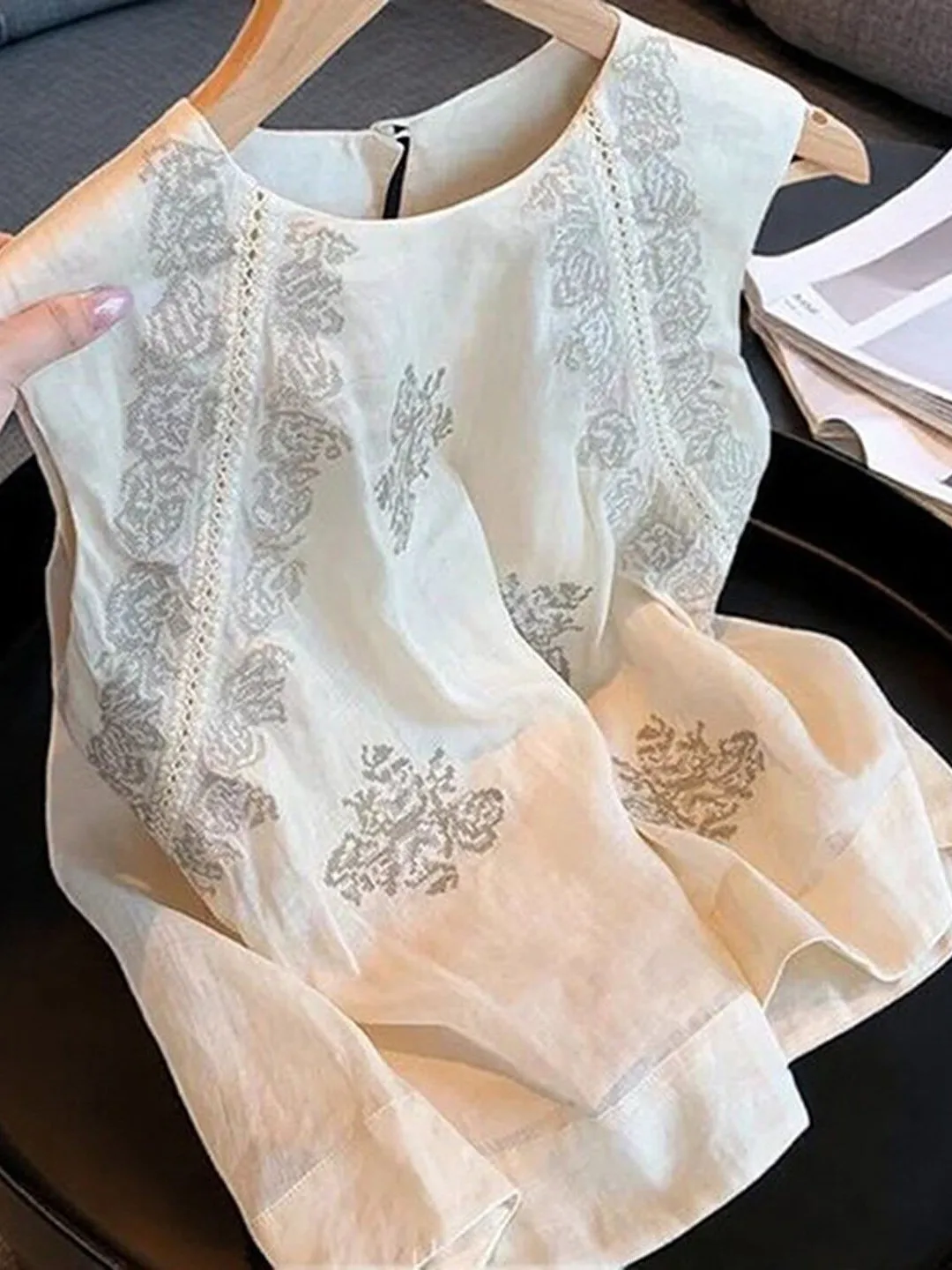 

Elegant Embroidered Sleeveless Vest Women's plus Size Design Vintage Lazy Atmosphere Top High Waist Loose Fit Summer Casual