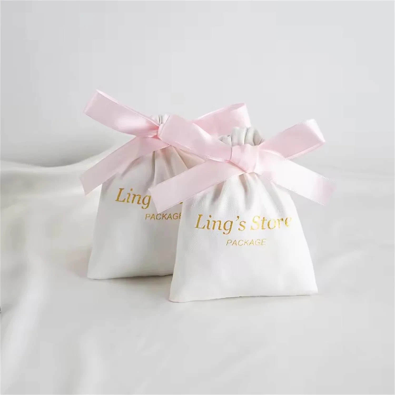 50 قطعة شعار مخصص الأبيض مجوهرات الفانيلا الرباط حقيبة الجانب الخلفي مع شريط حرير وردي هدية كيس التعبئة والتغليف جيب حلوى الزفاف